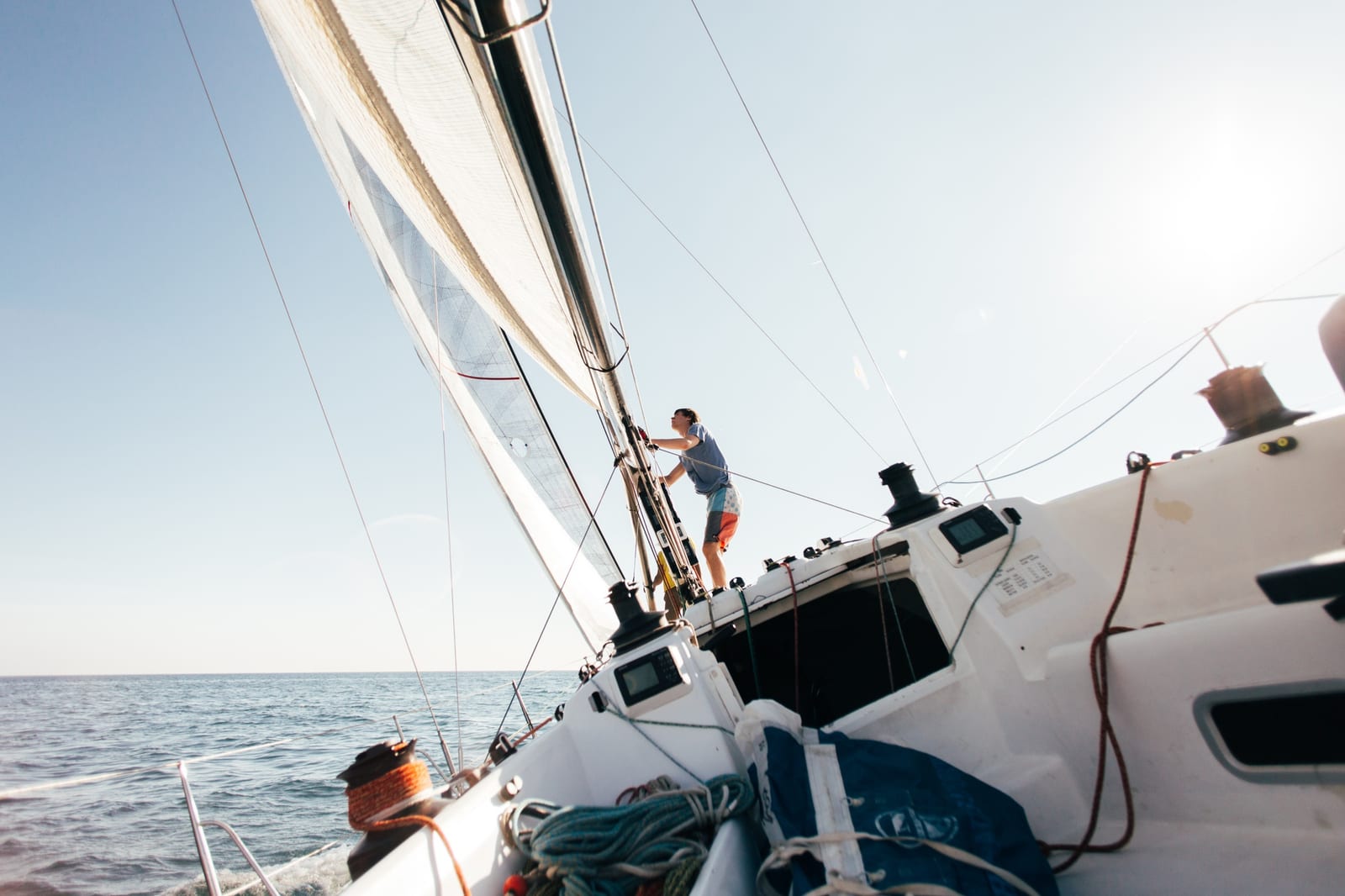 Equipaggio sul ponte durante una regata a vela