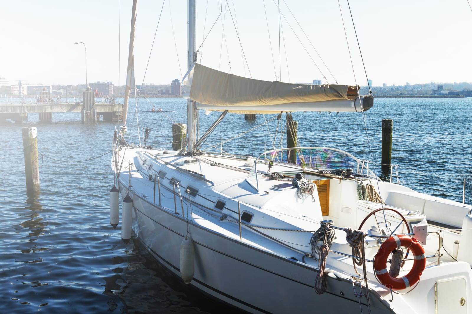 Yacht bianco visto in piena luce diurna sul mare